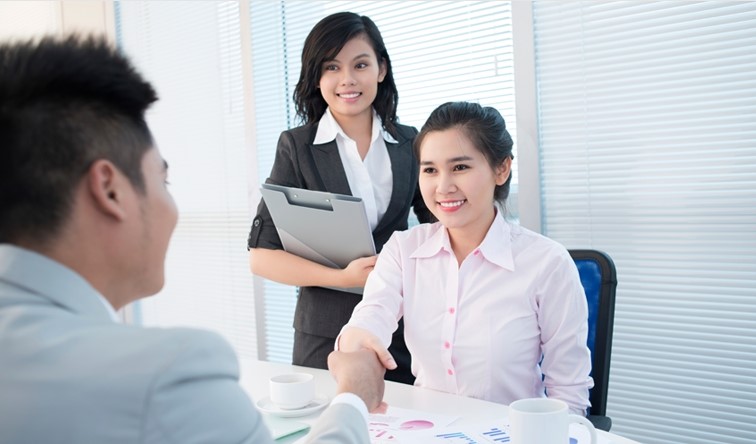 Xử lý tình huống: Phải làm gì khi khách hàng mời nữ môi giới về nhà tư vấn?
